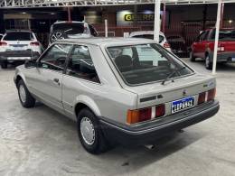 FORD - ESCORT - 1988/1989 - Dourada - R$ 25.000,00