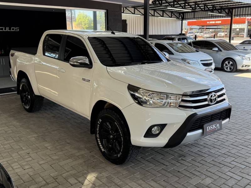 TOYOTA - HILUX - 2016/2017 - Branca - R$ 177.900,00