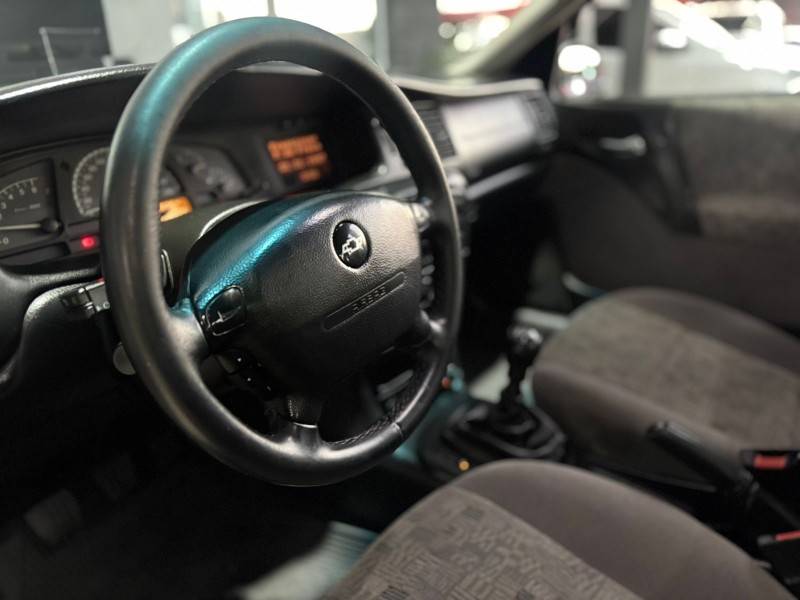 CHEVROLET - VECTRA - 2005/2005 - Prata - R$ 32.900,00