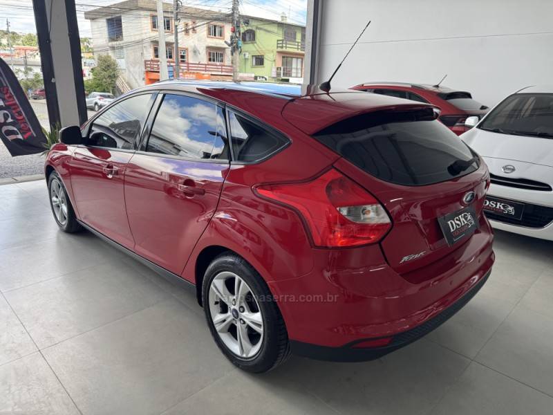 FORD - FOCUS - 2013/2014 - Vermelha - R$ 54.900,00