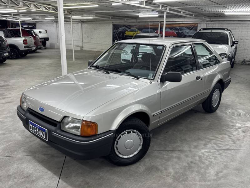 FORD - ESCORT - 1988/1989 - Dourada - R$ 25.000,00