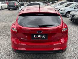FORD - FOCUS - 2013/2014 - Vermelha - R$ 54.900,00