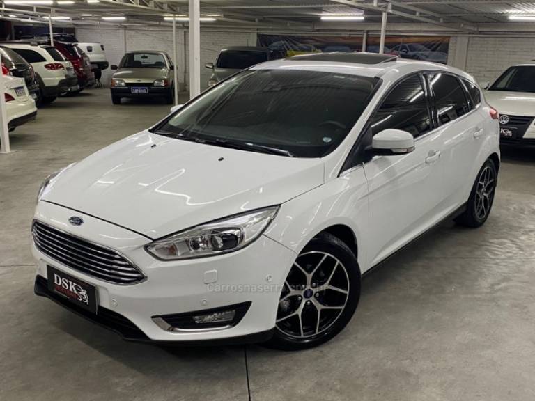 FORD - FOCUS - 2017/2018 - Branca - R$ 79.900,00