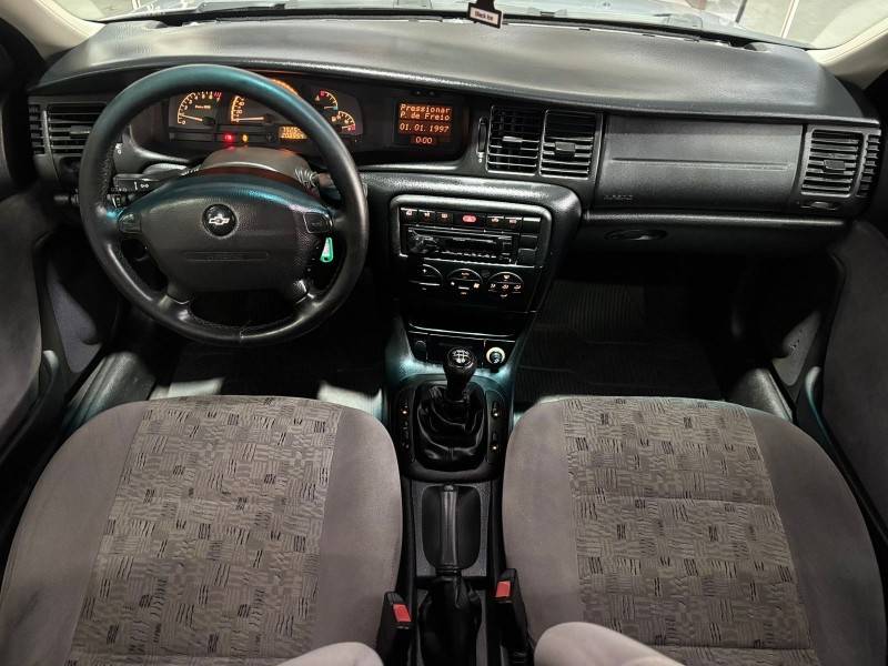 CHEVROLET - VECTRA - 2005/2005 - Prata - R$ 32.900,00