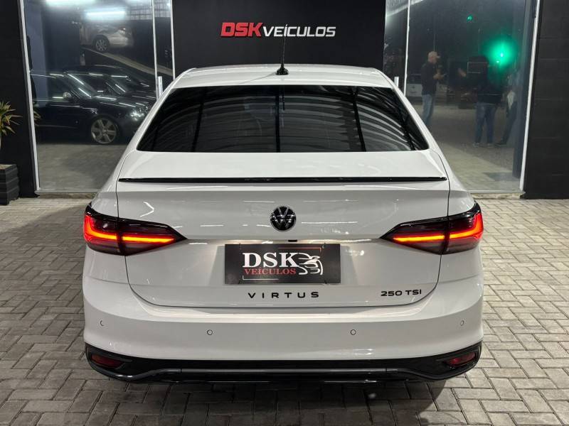 VOLKSWAGEN - VIRTUS - 2024/2025 - Branca - R$ 139.900,00