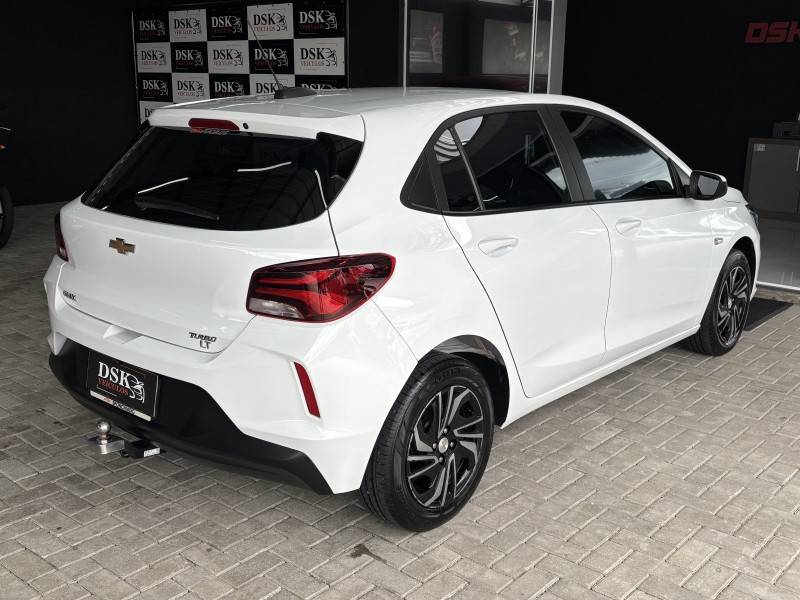 CHEVROLET - ONIX - 2023/2024 - Branca - R$ 82.900,00