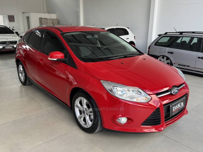 FORD - FOCUS - 2013/2014 - Vermelha - R$ 54.900,00
