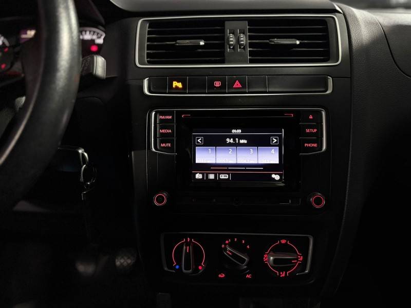 VOLKSWAGEN - FOX - 2017/2017 - Vermelha - R$ 56.900,00
