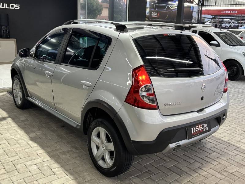 RENAULT - SANDERO - 2008/2009 - Prata - R$ 33.900,00