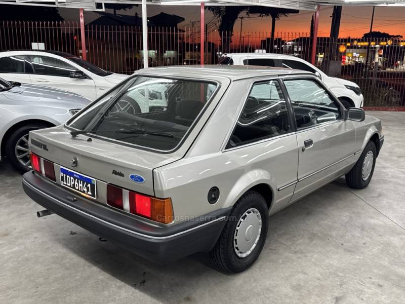 FORD - ESCORT - 1988/1989 - Dourada - R$ 25.000,00