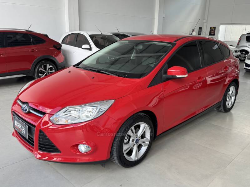 FORD - FOCUS - 2013/2014 - Vermelha - R$ 54.900,00