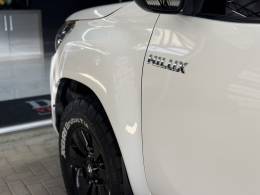 TOYOTA - HILUX - 2016/2017 - Branca - R$ 177.900,00