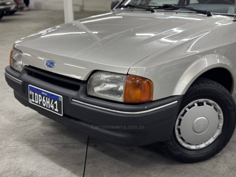 FORD - ESCORT - 1988/1989 - Dourada - R$ 25.000,00