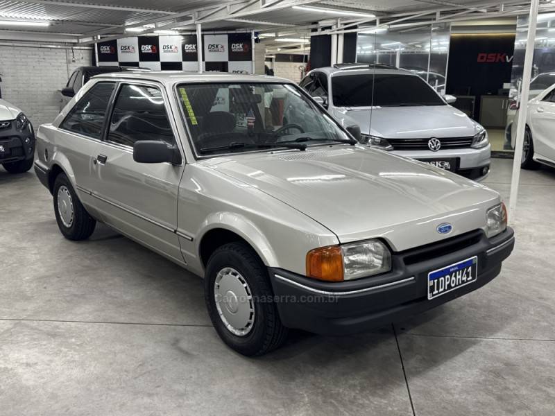 FORD - ESCORT - 1988/1989 - Dourada - R$ 25.000,00