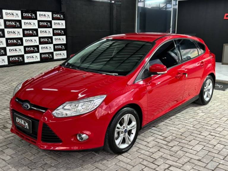 FORD - FOCUS - 2013/2014 - Vermelha - R$ 54.900,00