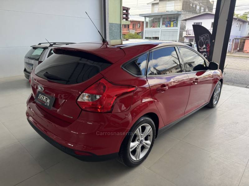 FORD - FOCUS - 2013/2014 - Vermelha - R$ 54.900,00