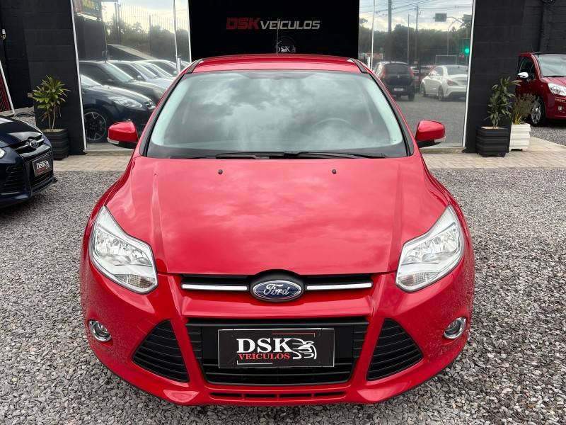 FORD - FOCUS - 2013/2014 - Vermelha - R$ 54.900,00