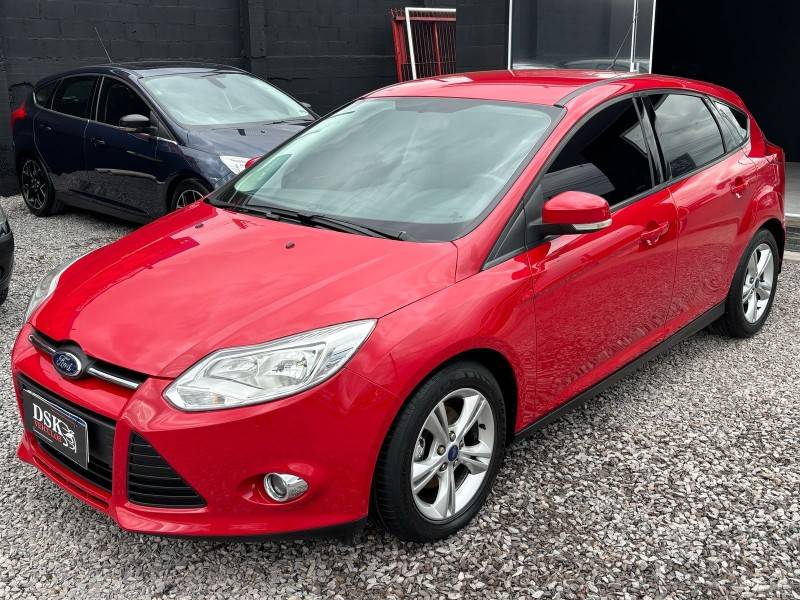 FORD - FOCUS - 2013/2014 - Vermelha - R$ 54.900,00