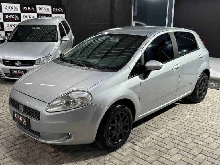 FIAT - PUNTO - 2010/2010 - Vermelha - R$ 33.900,00