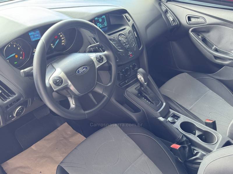 FORD - FOCUS - 2013/2014 - Vermelha - R$ 54.900,00