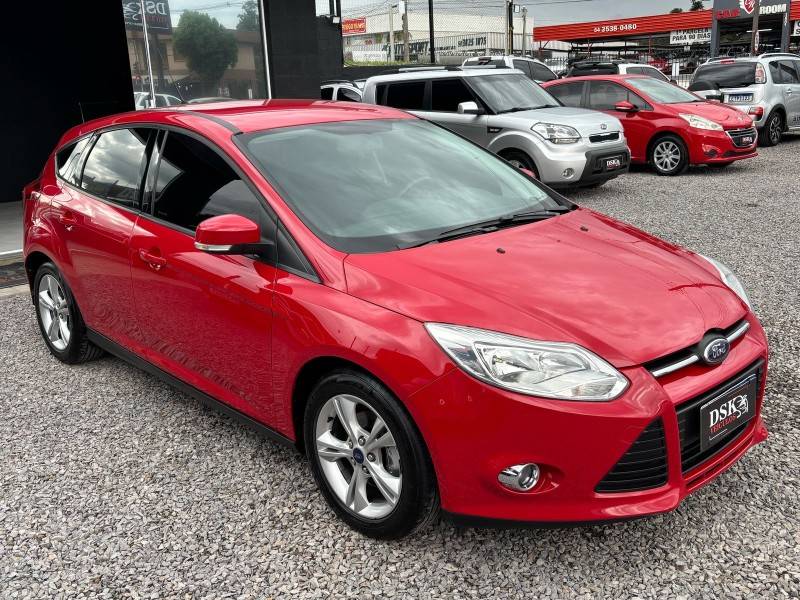 FORD - FOCUS - 2013/2014 - Vermelha - R$ 54.900,00
