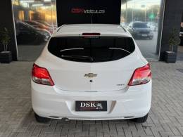 CHEVROLET - ONIX - 2015/2015 - Branca - R$ 43.900,00