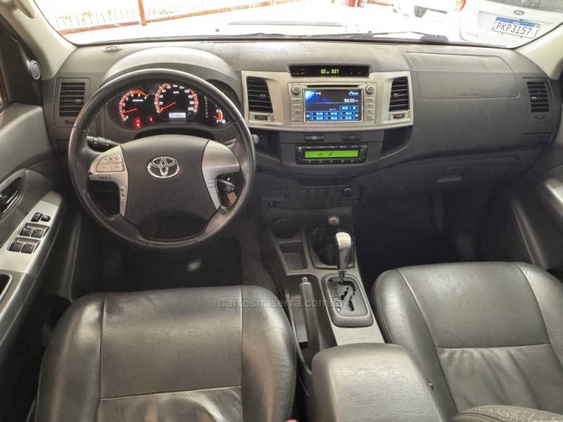 TOYOTA - HILUX - 2011/2012 - Prata - R$ 124.900,00