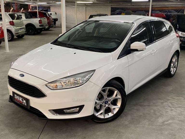 FORD - FOCUS - 2017/2018 - Branca - R$ 64.900,00