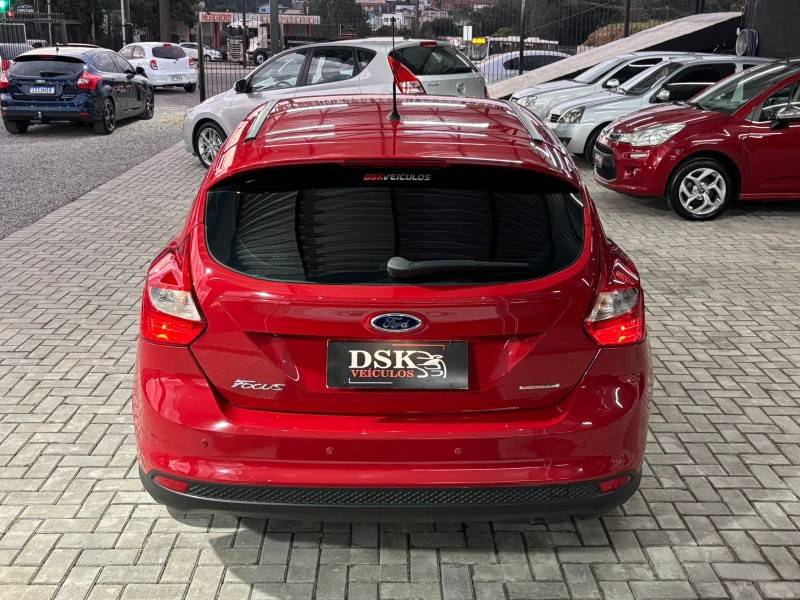 FORD - FOCUS - 2013/2014 - Vermelha - R$ 54.900,00